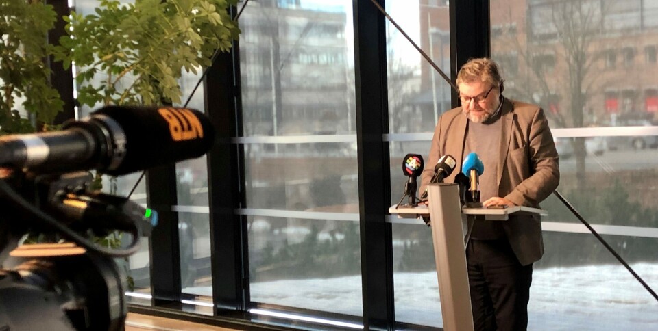 – De fire tilfellene minner om det vi har sett med Astra Zeneca-vaksinen. Det er selvfølgelig viktig at man er tidlig ute og vurderer dette, sier Steinar Madsen, som er medisinsk fagdirektør i Statens legemiddelverk. Bildet er tatt under en tidligere pressekonferanse. Foto: Anne Grete Storvik – De fire tilfellene minner om det vi har sett med Astra Zeneca-vaksinen. Det er selvfølgelig viktig at man er tidlig ute og vurderer dette, sier Steinar Madsen, som er medisinsk fagdirektør i Statens legemiddelverk. Bildet er tatt under en tidligere pressekonferanse. Foto: Anne Grete Storvik