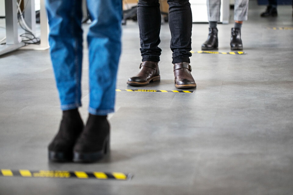 NÆRKONTAKT: Folk har hatt færre nærkontakter den siste uken ifølge befolkningsundersøkelsen til Helsedirektoratet. Foto: GettyImages