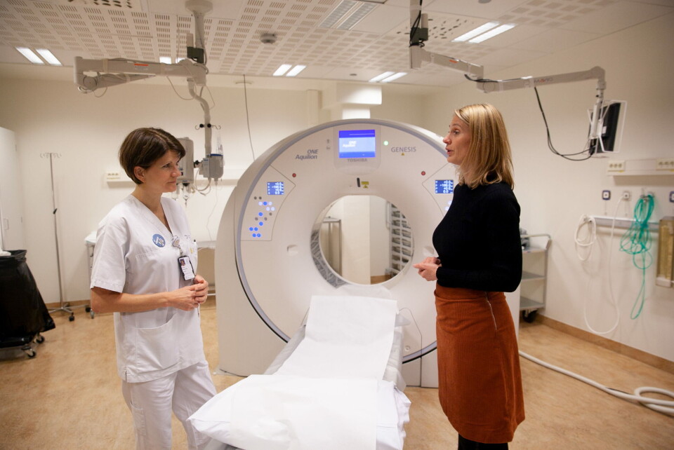 NY KAMPANJE: Eva Friberg, fagdirektør i Direktoratet for strålevern og atomsikkerhet, fotografert fremfor en CT-maskin på Oslo universitetssykehus Rikshospitalet, ett av stedene som tilbyr slik bildediagnostikk. Her er hun sammen med radiograf Joanna Kristiansen. Foto: Lasse Moe