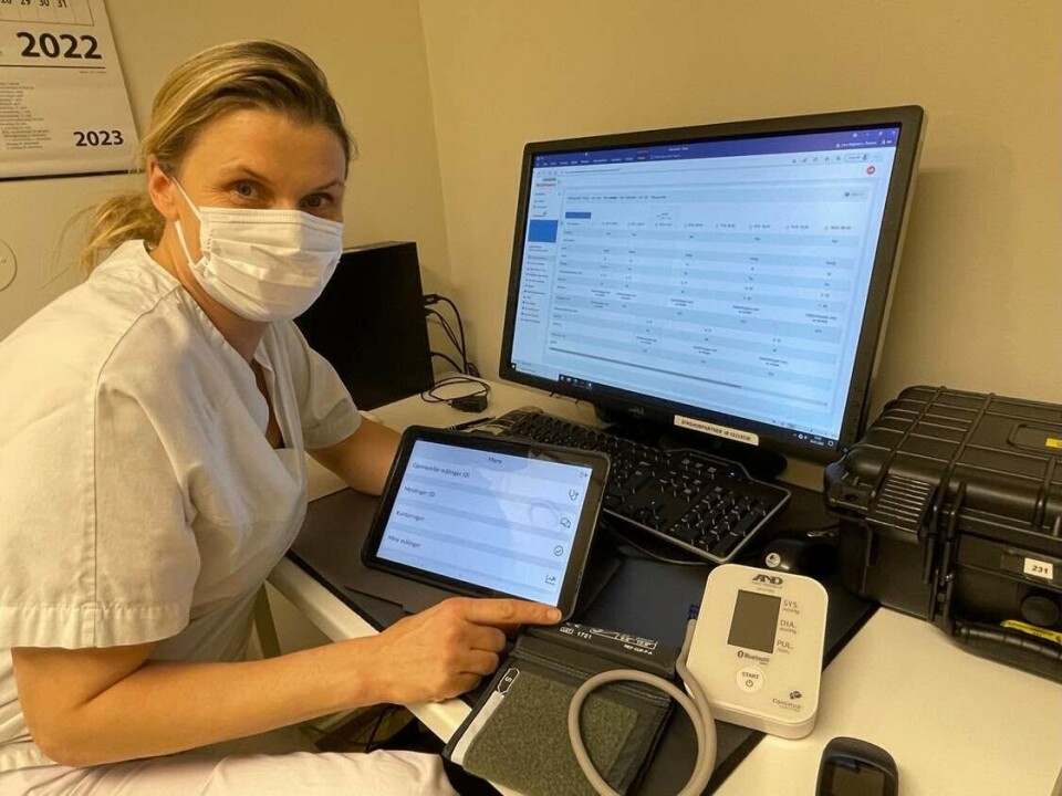 VERKTØY: Lene Peersen, spesialsykepleier kardiologi, avbildet med verktøy Sørlandet sykehus bruker i digital hjemmeoppfølging av pasienter. Illustrasjonsbilde: Sørlandet sykehus Foto: VERKTØY: Lene Peersen, spesialsykepleier kardiologi, avbildet med verktøy Sørlandet sykehus bruker i digital hjemmeoppfølging av pasienter. Illustrasjonsbilde: Sørlandet sykehus Foto: