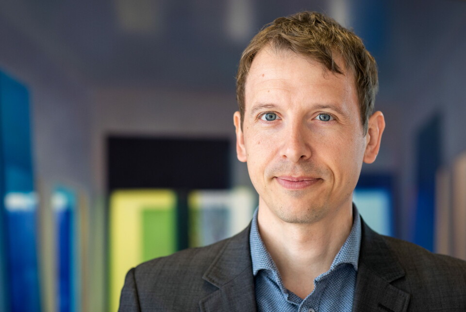 TILLITEN PÅVIRKES: Michael Bang Petersen, førsteforfatter av studien fra Danmark, fastslår at en av konsekvensene av en krise, som koronapandemien, er at tilliten til styresmaktene faller dramatisk etter hvert som krisen utfolder seg. Foto: Privat
