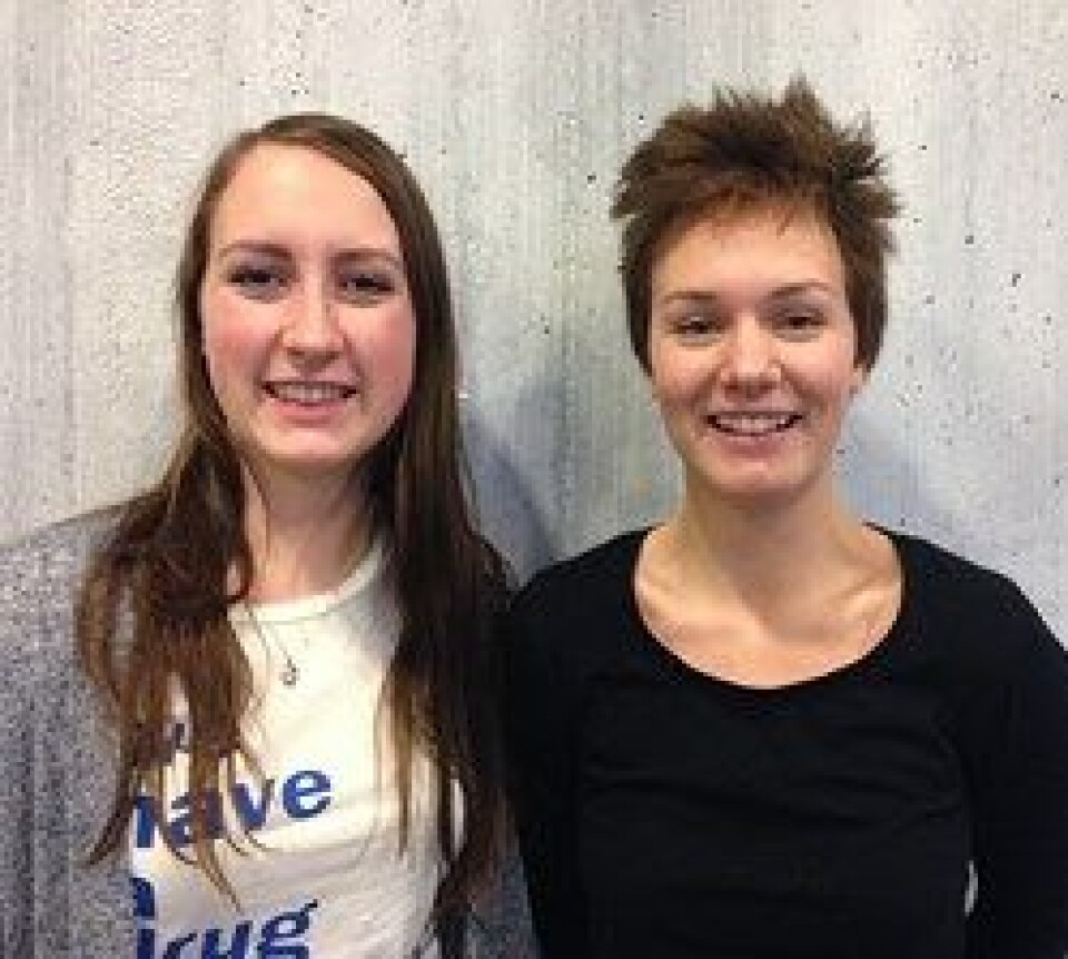 Mange har sett at spinalvæske i kontakt med klorheksidin får en skarp lilla farge, men ingen søkte årsaken, før medisinerstudentene Inger Nilsbakken (til venstre) og Linnea Berg Karlsen kastet seg over saken.http://tidsskriftet.no/article/3252481
Foto: Privat
