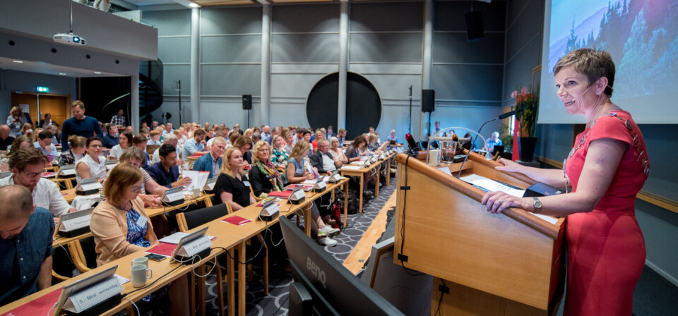 FULL SAL: Legepresident Marit Hermansen talte til medlemmer og gjester under landsstyremøtet tirsdag. Foto: Vidar Sandnes