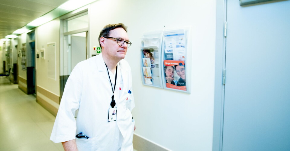 STØ KURS: – Vi og alle andre i Norge som har pasienter i studier, forholder oss til studieprotokollen. Ingen av oss avviker en millimeter, sier UiO-professor og Ahus-overlege Jürgen Geisler. Foto: Vidar Sandnes