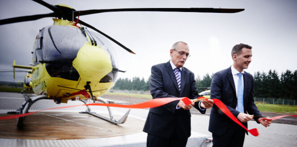 AMBULANSEBEREDSKAP FRA NORGE: Den danske helseministeren Nick Hækkerup (t.v) og Bent Hansen, formann for Danske Regioner, sendte tirsdag Danmarks første luftambulanser noensinne til værs. Foto: Lasse Hyldager