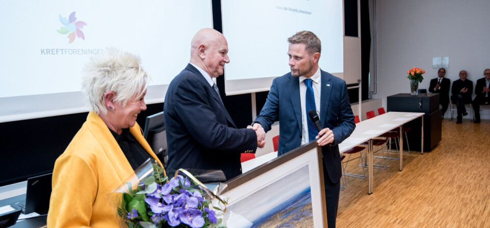 HEDERSPRIS: Jan Vincents Johannessen fikk prisen fra Kreftforeningens Anne Lise Ryel, og helseminister Bent Høie bisto under overrekkingen. Foto: Vidar Sandnes