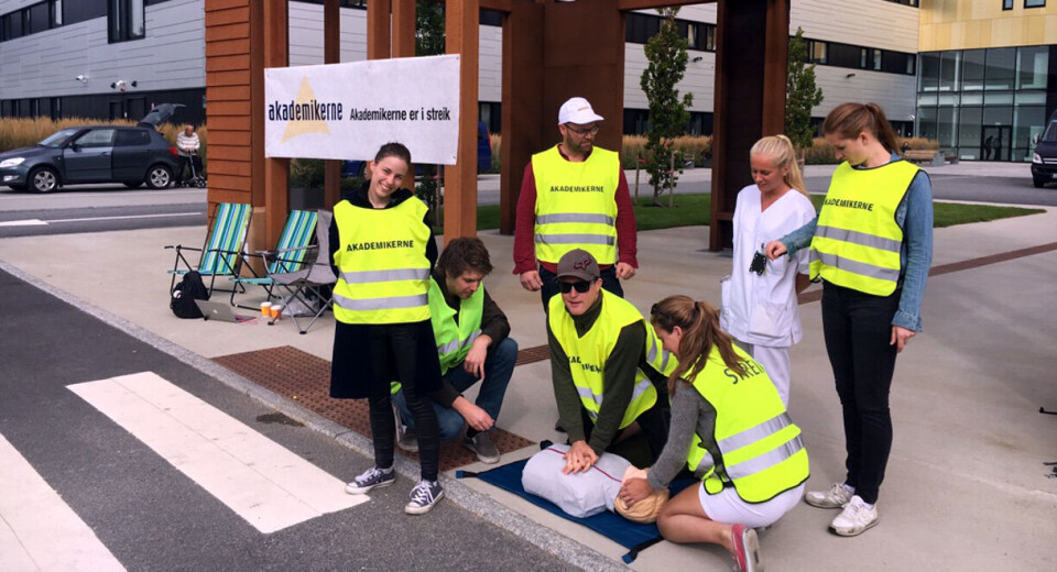 STREIKEVAKT: Kristin Kornelia Utne (t.v) og 22 kolleger er tatt ut i streik ved sykehuset Kalnes i Østfold. Foto: Privat STREIKEVAKT: Kristin Kornelia Utne (t.v) og 22 kolleger er tatt ut i streik ved sykehuset Kalnes i Østfold. Foto: Privat