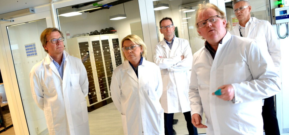 STATSRÅD ÅPNET LAB: Næringsminister Monica Mæland ble vist rundt i det nye laboratoriet av administrerende direktør Thomas Ramdahl (t.v.) og leder for kjemi Olav Ryan i Bayer. Foto: Øyvind Bosnes Engen