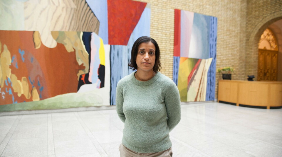 Stortingsrepresentant og helsepolitisk talsperson for SV, Sheida Sangtarash, fremmer representantforslag for Stortinget. Leger og annet helspersonell må fortelle om honorarene de mottar fra legemiddelindustrien, mener SV. Foto: Lasse Moe