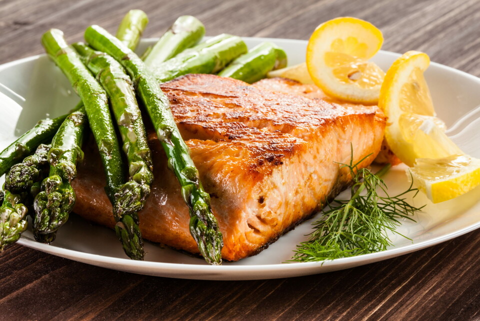 SPISER FOR LITE FISK: Antall kjøttmiddager er på vei ned, men det samme er fiskemiddager, stikk i strid med hva myndighetene ønsker. Foto: Getty Images