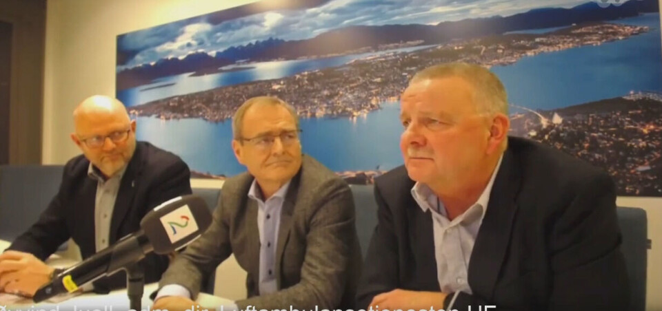 Skjermdump av pressebrief fra ambulanseflykrisen. F.V fagdirektør Geir Tollåli i Helse Nord, administrerende direktør Lars Vorland i Helse Nord og administrerende direktør Øyvind Juell i Luftambulansetjenesten HF. Foto: Skjermdump av pressebrief fra ambulanseflykrisen. F.V fagdirektør Geir Tollåli i Helse Nord, administrerende direktør Lars Vorland i Helse Nord og administrerende direktør Øyvind Juell i Luftambulansetjenesten HF. Foto: