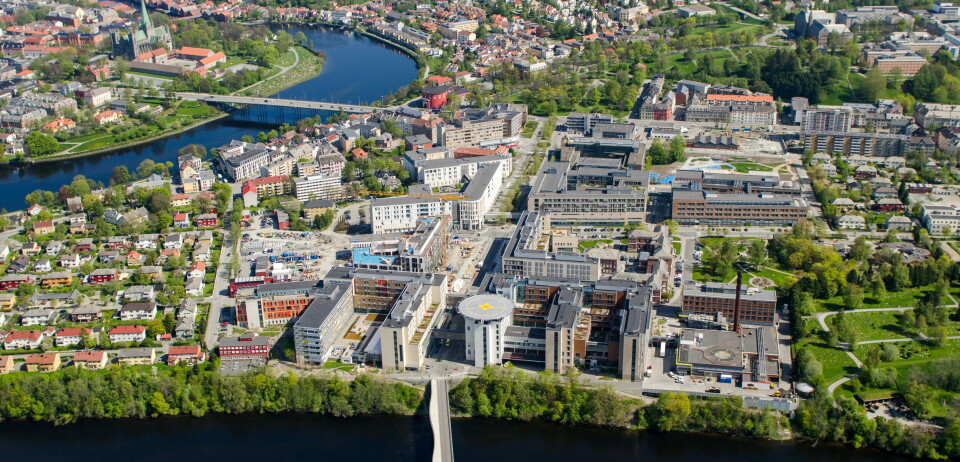 AVKLART: St. Olavs hospital fotografert fra luften. Nå er det klart hvem som tar regningen etter at sykehuset utsatte innføringen av ny journalløsning. Foto: DM-arkiv AVKLART: St. Olavs hospital fotografert fra luften. Nå er det klart hvem som tar regningen etter at sykehuset utsatte innføringen av ny journalløsning. Foto: DM-arkiv