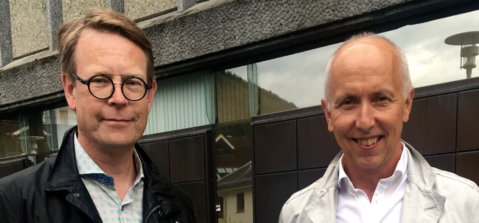FORNØYDE: Administrerende direktør Jon Bolstad i Helse Førde (t.v.) takket ja til prosjektleder Rolf Jerving i Lærdal Næringsutvikling sitt initiativ om en innsamlingsaksjon til MR-maskin ved Lærdal sjukehus. Foto: