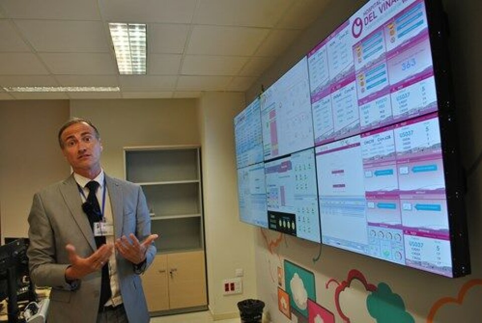 IT-KONTROLL: – Ved Ribera Salud er IT-kontrollrommet sykehusets hjerte, forteller IT-sjef Ramón Jimenés Flores. Skjermen overvåkes konstant og gir detaljert informasjon om hvordan systemene fungerer i hele sykehuset. Legene eller sykepleierne skal ikke merke at noe er feil – og slippe å bruke tid på IT-trøbbel.
Foto: Anne Grete Storvik