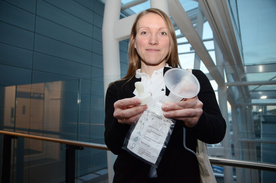NYVINNING: Beholderen som Jeanette Grønnslett har utviklet er kompatibel med brystpumpe, slik at morsmelken havner direkte i beholderen. Foto: Ida Kristin Dølmo/NLSH