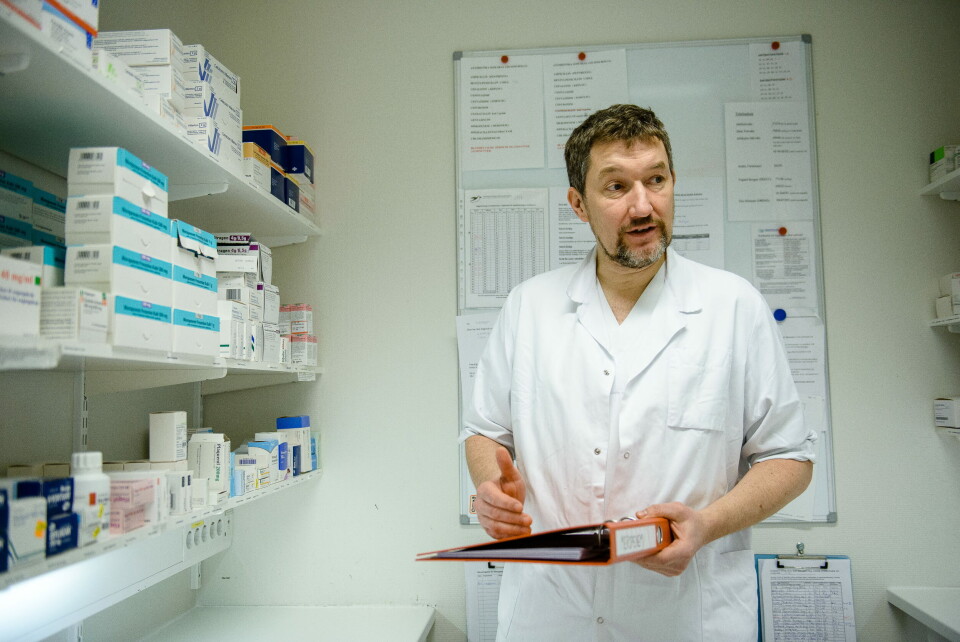 ETTERLYSER SAMMENHENG: – Det er ikke noen sammenheng i signalene fra departementet her. De vil ha en nasjonal satsning på antibiotikaresistens, og så vil de samtidig kutte i budsjettene til fagmiljøene som driver med nettopp dette, sier Gunnar Skov Simonsen. Foto: Lars Åke Andersen