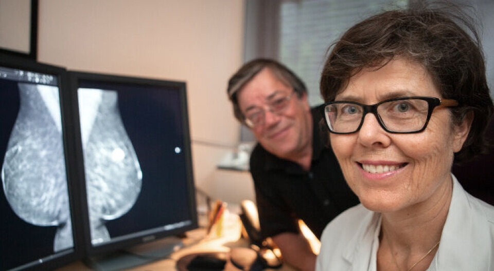 – Vi har oppnådd rask og forsvarlig håndtering av henvisningene, sier Marit Muri Holmen, overlege og leder for enhet for brystdiagnostikk ved Oslo universitetssykehus. Her sammen med Skule Storheill, innovasjonsdirektør i Norsk design- og arkitektursenter Foto: Johnny Syversen