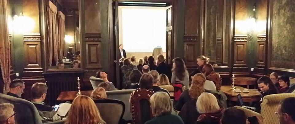 FULLT HUS: Dørene ble åpnet både til gangen og en tilstøtende sal for at alle de oppmøtte skulle få med seg foredragene. Foto: