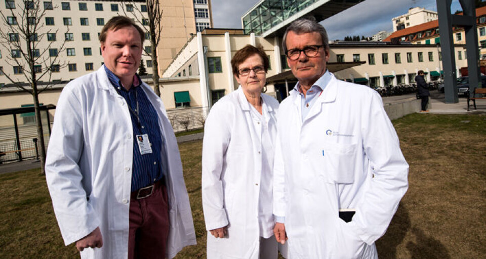 SYKEHUSET BETALER: Andreas Stensvold, Sophie D. Fosså og Steinar Aamdal ved OUS Radiumhospitalet opplever at det blir enklere å forskrive kreftmedisiner når sykehuset nå har ansvaret for finansieringen. Foto: Vidar Sandnes