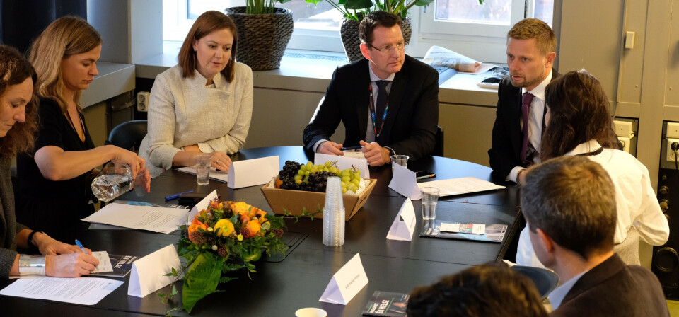 Møte i veterinærinstituttet. Fra høyre: Camilla Stoltenberg FHI, Seniorrådgiver i UD, Maria Martens, EØS- og EU-minister Marit Berger Røsland, Adm. direktør Gaute Lenvik ved Veterinærinstituttet, Helse- og omsorgsminister Bent Høie.
Foto: Eivind Røhne