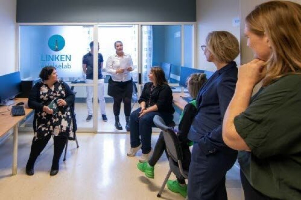 ARBEIDSSTASJONER: Vegg i vegg med Åge Linkens hjem og pasientrom ligger det arbeidsstasjoner for både sykehus og kommunale instanser. E-helselaben ble åpnet av helse- og omsorgsminister Ingvild Kjerkol (Ap). Foto: Bodø kommune ARBEIDSSTASJONER: Vegg i vegg med Åge Linkens hjem og pasientrom ligger det arbeidsstasjoner for både sykehus og kommunale instanser. E-helselaben ble åpnet av helse- og omsorgsminister Ingvild Kjerkol (Ap). Foto: Bodø kommune