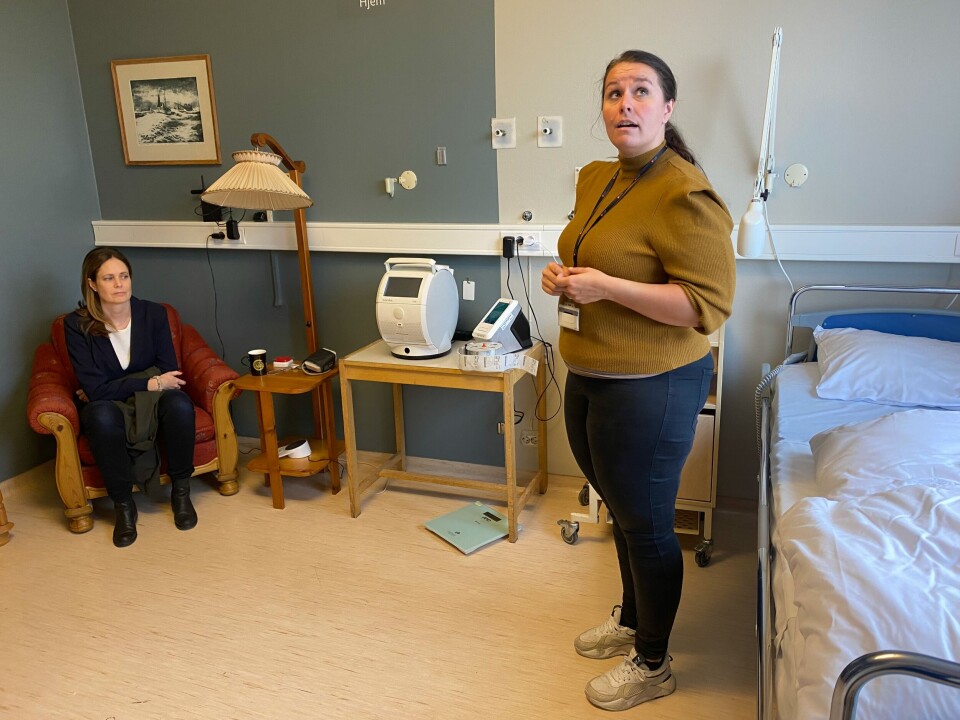 FELLES ARENA: Ved Nordlandssykehuset i Bodø har de gjenskapt Åge Linkens hjem og Åge Linkens pasientrom på sykehuset. – Målet er å ha en arena for å finne frem til nye og effektive måter å jobbe på, ikke bare deling av data, ifølge Vibeke Tellmann i Bodø kommune (t.h). Til venstre: Tove Evjen i Inovacare. Foto: Siri Gulliksen Tømmerbakke Foto: FELLES ARENA: Ved Nordlandssykehuset i Bodø har de gjenskapt Åge Linkens hjem og Åge Linkens pasientrom på sykehuset. – Målet er å ha en arena for å finne frem til nye og effektive måter å jobbe på, ikke bare deling av data, ifølge Vibeke Tellmann i Bodø kommune (t.h). Til venstre: Tove Evjen i Inovacare. Foto: Siri Gulliksen Tømmerbakke Foto: