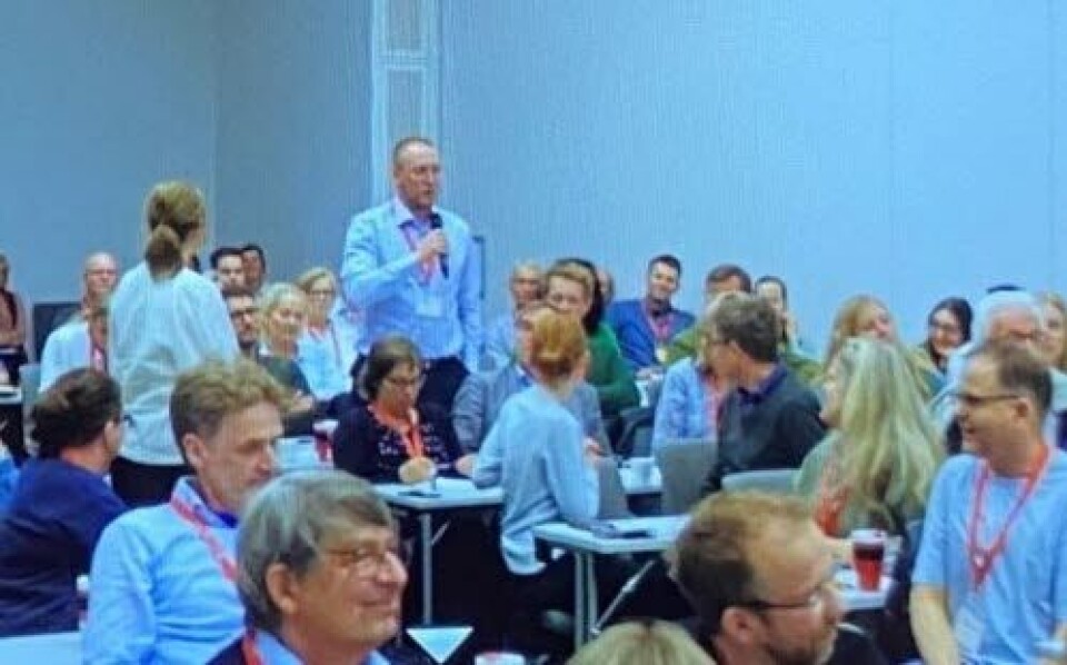– Vi tror ikke på dere lenger! sa fastlege Kjetil Sørdal Klungre og fikk full støtte fra et samlet legekorps under Allmennlegeforeningens vårmøte tirsdag.
Foto: Andreas Haslegaard / Legeforeningen – Vi tror ikke på dere lenger! sa fastlege Kjetil Sørdal Klungre og fikk full støtte fra et samlet legekorps under Allmennlegeforeningens vårmøte tirsdag.
Foto: Andreas Haslegaard / Legeforeningen