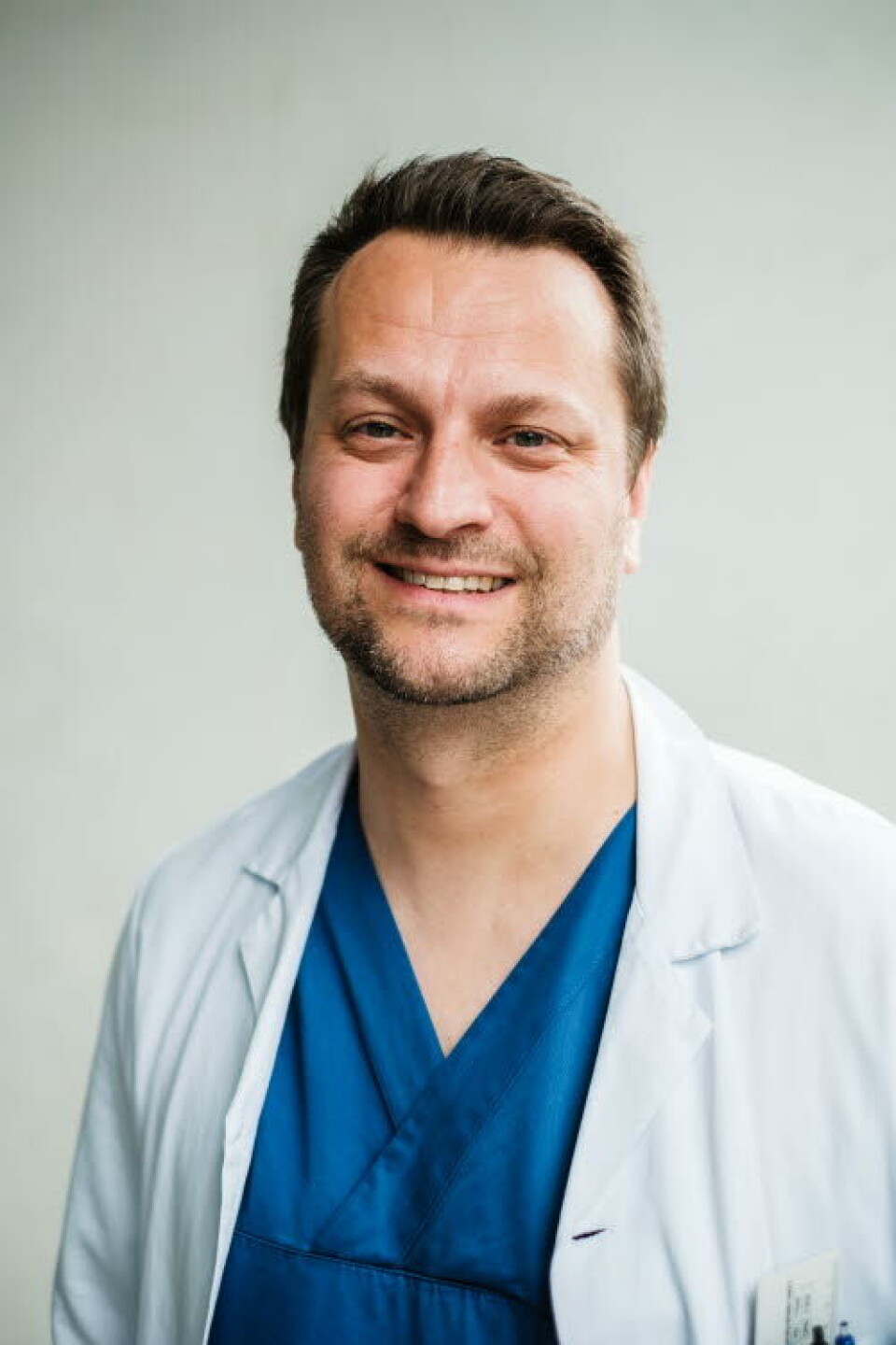 FORVENTNINGER: Assisterende klinikksjef Lars Erik Laugsand ved Klinikk for akutt-mottaksmedisin ved St. Olavs hospital ser frem til å teste ut teknologi som gjør det mulig å måle puls og pustefrekvens uten en eneste ledning.
Foto: Ole Gunnar Onsøien FORVENTNINGER: Assisterende klinikksjef Lars Erik Laugsand ved Klinikk for akutt-mottaksmedisin ved St. Olavs hospital ser frem til å teste ut teknologi som gjør det mulig å måle puls og pustefrekvens uten en eneste ledning.
Foto: Ole Gunnar Onsøien