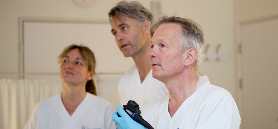UNDERSØKELSE SOM KAN REDDE LIV: Prosjektleder Thomas de Lange (til høyre) utfører endoskopi sammen med overlegene Tanja Owen og Ole Darre-Næss.  Foto: Anette Andresen
