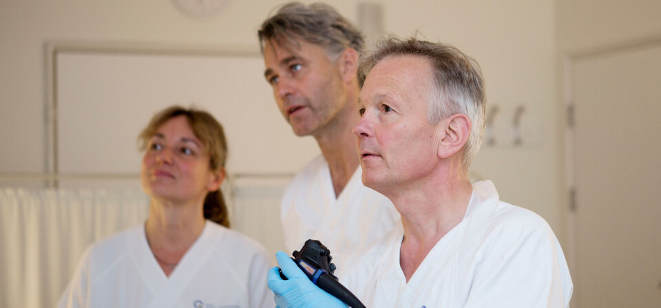 UNDERSØKELSE SOM KAN REDDE LIV: Prosjektleder Thomas de Lange (til høyre) utfører endoskopi sammen med overlegene Tanja Owen og Ole Darre-Næss. Foto: Anette Andresen UNDERSØKELSE SOM KAN REDDE LIV: Prosjektleder Thomas de Lange (til høyre) utfører endoskopi sammen med overlegene Tanja Owen og Ole Darre-Næss. Foto: Anette Andresen