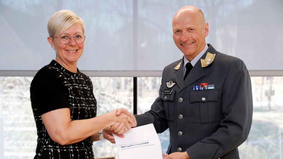 AVTALE: Administrerende direktør i Sykehusinnkjøp HF, Bente Hayes, og sjef for Forsvarets logistikkorganisasjon (FLO). Foto: Forsvaret AVTALE: Administrerende direktør i Sykehusinnkjøp HF, Bente Hayes, og sjef for Forsvarets logistikkorganisasjon (FLO). Foto: Forsvaret