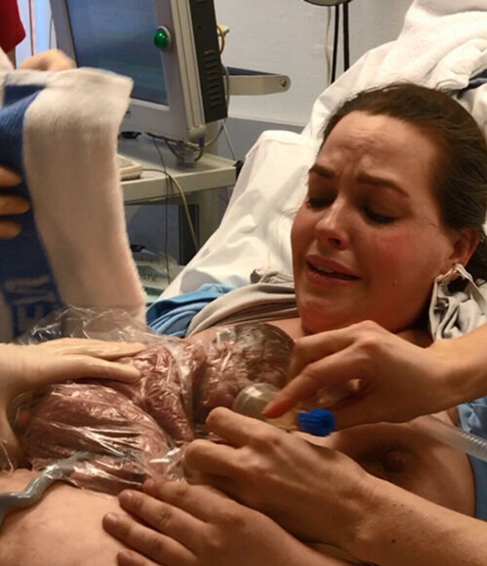 Lille Thea får øyeblikkelig hudkontakt med sin mor på SUS. Her sammen med forsknings- og fagsykepleier på nyfødtintensiv, Kirsten Engevik.
Foto: privat Lille Thea får øyeblikkelig hudkontakt med sin mor på SUS. Her sammen med forsknings- og fagsykepleier på nyfødtintensiv, Kirsten Engevik.
Foto: privat