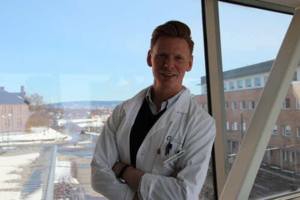 BIOTEKNOLOGI: – Teknologien gjør at vi kan tilføre protein-baserte legemidler lengre virkningstid og bedre fordeling i kroppen. På denne måten vil mer av medisinen nå sitt mål over tid., sier molekylærbiolog Jan Terje Andersen, som leder forskningsgruppen ved Klinikk for laboratoriemedisin, UIO / OUS.
Foto: Tuva Holt Hereng BIOTEKNOLOGI: – Teknologien gjør at vi kan tilføre protein-baserte legemidler lengre virkningstid og bedre fordeling i kroppen. På denne måten vil mer av medisinen nå sitt mål over tid., sier molekylærbiolog Jan Terje Andersen, som leder forskningsgruppen ved Klinikk for laboratoriemedisin, UIO / OUS.
Foto: Tuva Holt Hereng
