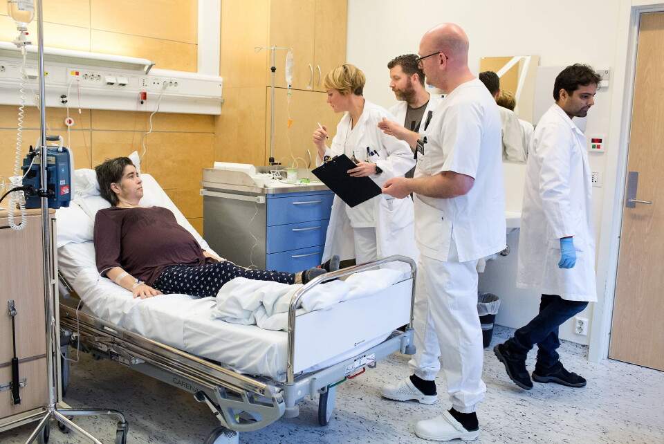 NYTT I NORGE: – Det er spennende for meg, men også for de som jobber siden her siden dette er såpass nytt, sier kreftpasient Marianne Sustad. Fysiker Kristine Fasmer, seksjonsoverlege Torjan Haslerud, avdelingsradiograf Jostien Frid og nuklærmedisiner Ankush Gulati har hver sine arbeidsoppgaver. Foto: Silje Katrine Robinson NYTT I NORGE: – Det er spennende for meg, men også for de som jobber siden her siden dette er såpass nytt, sier kreftpasient Marianne Sustad. Fysiker Kristine Fasmer, seksjonsoverlege Torjan Haslerud, avdelingsradiograf Jostien Frid og nuklærmedisiner Ankush Gulati har hver sine arbeidsoppgaver. Foto: Silje Katrine Robinson