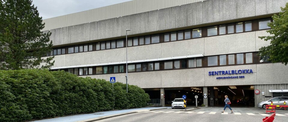 SETTER INN VAKTER: Vektere skal drive besøkskontroll ved Haukeland universitetssjukehus igjen. Arkivfoto: Inngangen til Sentralblokka ved Haukeland avbildet i midten av august. Foto: Julie Kalveland