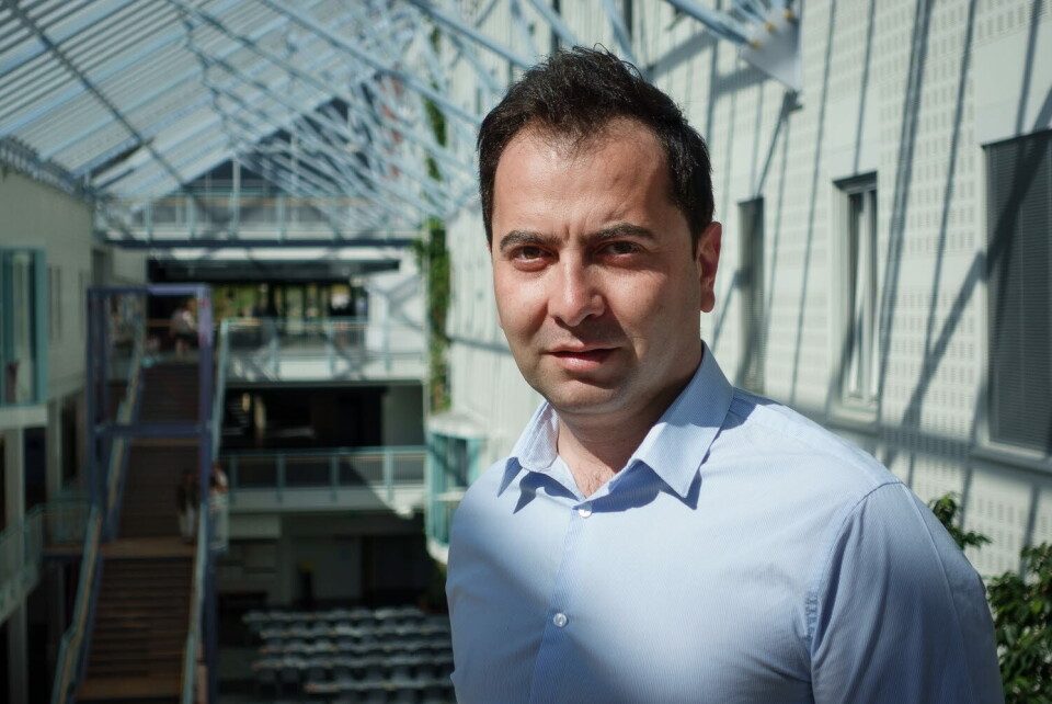 KUNSTIG INTELLIGENS: Mehrdad Rakaee ble med på lasset da kona fikk en forskerstilling i Nordens Paris i 2013. Selv bruker han tiden på å finne ut hvordan kunstig intelligens kan brukes for å forbedre kreftbehandling. Foto: Jan Fredrik Frantzen /UiT KUNSTIG INTELLIGENS: Mehrdad Rakaee ble med på lasset da kona fikk en forskerstilling i Nordens Paris i 2013. Selv bruker han tiden på å finne ut hvordan kunstig intelligens kan brukes for å forbedre kreftbehandling. Foto: Jan Fredrik Frantzen /UiT