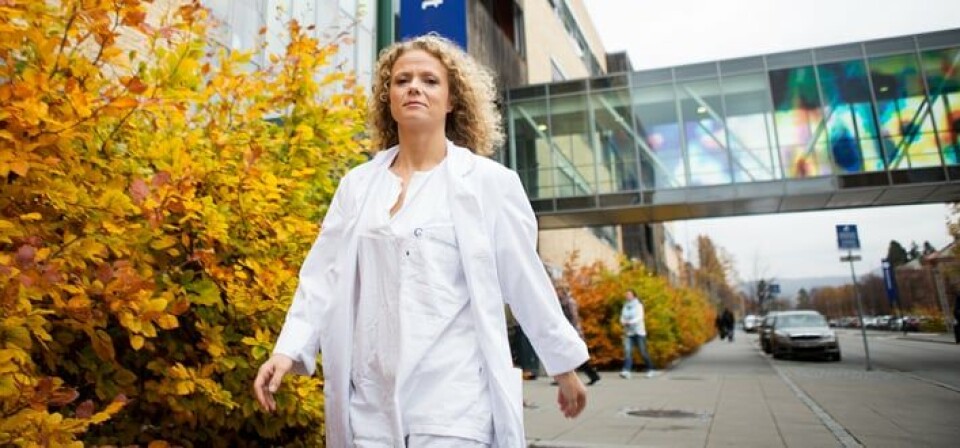 TILBUD TIL ALLE: – Tilbudet krever at pasientene får grundig informasjon på forhånd om hva et eventuelt positivt svar innebærer. Det kan få konsekvenser for hele familien, sier brystkirurg Inga Karsrud ved OUS. Foto: Anette Andresen