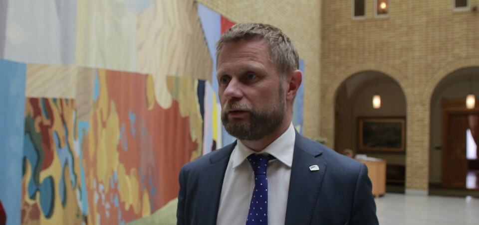 FORSVARER AVTALEN: Helseminister Bent Høie (H) mener administrerende direktør Herlof Nilssen i Helse Vest fortjener både lønn og alle tilleggsgodene. Foto: Lasse Moe
