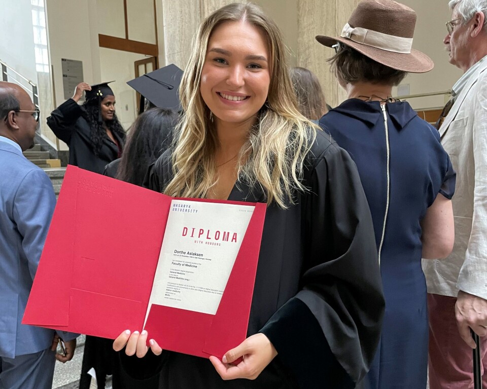 Dorthe Aslaksen fikk rektors honorære utmerkelse etter at hun ble ferdig med studiene i Tsjekkia. Foto: Privat Dorthe Aslaksen fikk rektors honorære utmerkelse etter at hun ble ferdig med studiene i Tsjekkia. Foto: Privat