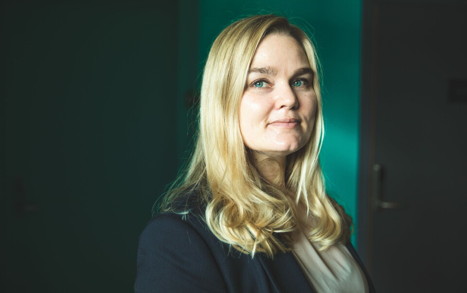 BEKYMRET: Hanne Charlotte Schjelderup, leder i Jordmorforbundet, forteller at mange gravide står i jobb med mye menneskekontakt til langt ut i svangerskapet uten noe form for vern i dag. Foto: Sunniva Gaski/NSF BEKYMRET: Hanne Charlotte Schjelderup, leder i Jordmorforbundet, forteller at mange gravide står i jobb med mye menneskekontakt til langt ut i svangerskapet uten noe form for vern i dag. Foto: Sunniva Gaski/NSF