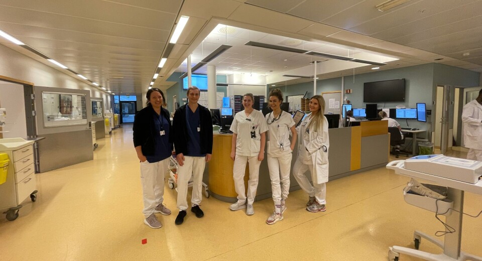 TVERRFAGLIG: Farmasøytene trives godt i akuttmottaket, med høyt tempo og i et tverrfaglig team. Også legene og sykepleierne har gode erfaringer med å ha en farmasøyt tilstede. Fra venstre: farmasøyt Arna Teigen, farmasøyt Markus Dreetz Holt, sykepleier Kristine Goa, sykepleier Linda Agnethe Berge Kristiansen og lege Hanna Tora Vaage. Foto: Tone Espedal/SUS TVERRFAGLIG: Farmasøytene trives godt i akuttmottaket, med høyt tempo og i et tverrfaglig team. Også legene og sykepleierne har gode erfaringer med å ha en farmasøyt tilstede. Fra venstre: farmasøyt Arna Teigen, farmasøyt Markus Dreetz Holt, sykepleier Kristine Goa, sykepleier Linda Agnethe Berge Kristiansen og lege Hanna Tora Vaage. Foto: Tone Espedal/SUS