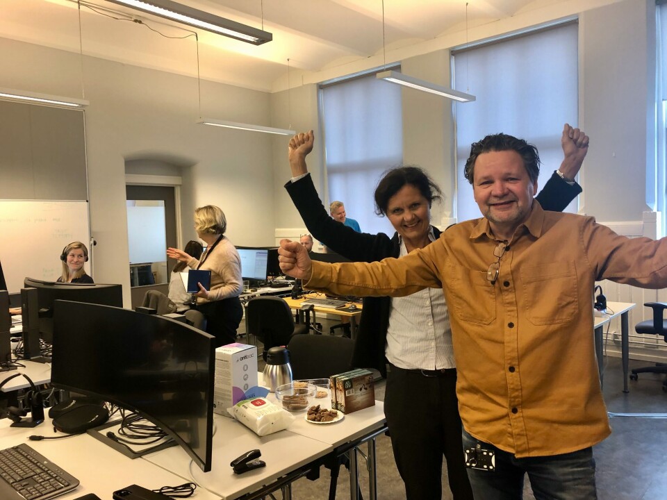 Helsedirektør Wenche Dehli og Tor Erling Evjen jubler foran supportsenteret for Helseplattformen i Trondheim kommune. Foto: Trondheim kommune Helsedirektør Wenche Dehli og Tor Erling Evjen jubler foran supportsenteret for Helseplattformen i Trondheim kommune. Foto: Trondheim kommune
