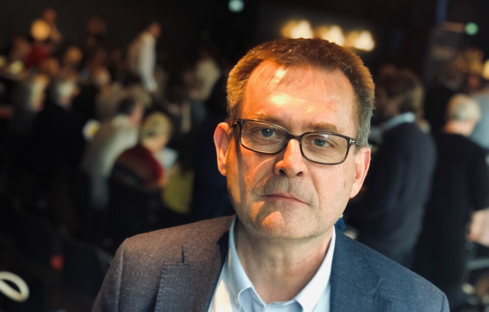 SAMHANDLING?: - Vi fremmer «for sikkerhets skyld»-medisinen der alle skal ha ryggen fri og der publikum bestemmer om de skal ha MR. Jeg tror ikke det er veien å gå, sa Svein Kjosavik da han innledet til debatt på Legeforeningens landsstyremøte i Kristiansand. Foto: Anne Grete Storvik SAMHANDLING?: - Vi fremmer «for sikkerhets skyld»-medisinen der alle skal ha ryggen fri og der publikum bestemmer om de skal ha MR. Jeg tror ikke det er veien å gå, sa Svein Kjosavik da han innledet til debatt på Legeforeningens landsstyremøte i Kristiansand. Foto: Anne Grete Storvik