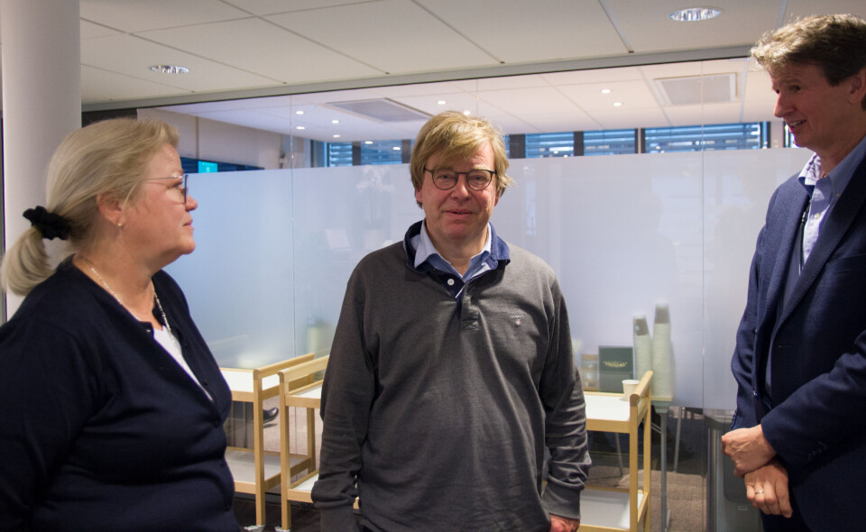 RIVENDE UTVIKLING: – Det som er sikkert, er at utviklingen går veldig fort, sier fagdirektør Baard-Christian Schem i Helse Vest (i midten). Her avbildet sammen med leder i Beslutningsforum, Inger Cathrine Bryne, og Helse Sør-Øst-sjef Terje Rootwelt. Mandagens møte i Beslutningsforum ble avholdt digitalt. Her er direktørene avbildet i forbindelse med et fysisk møte i oktober. Foto: Vidar Sandnes