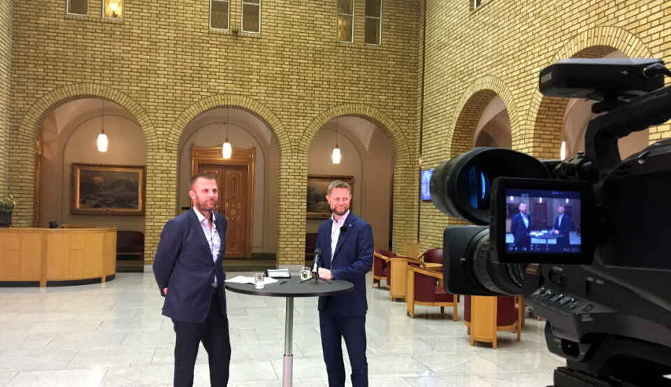 Helseminister Bent Høie (H) og helsepolitisk talsperson Torgeir Micaelsen (Ap) møttes til Facebook-battle i vandrehallen mandag kveld. Foto: Foto: Anne Grete Storvik Helseminister Bent Høie (H) og helsepolitisk talsperson Torgeir Micaelsen (Ap) møttes til Facebook-battle i vandrehallen mandag kveld. Foto: Foto: Anne Grete Storvik