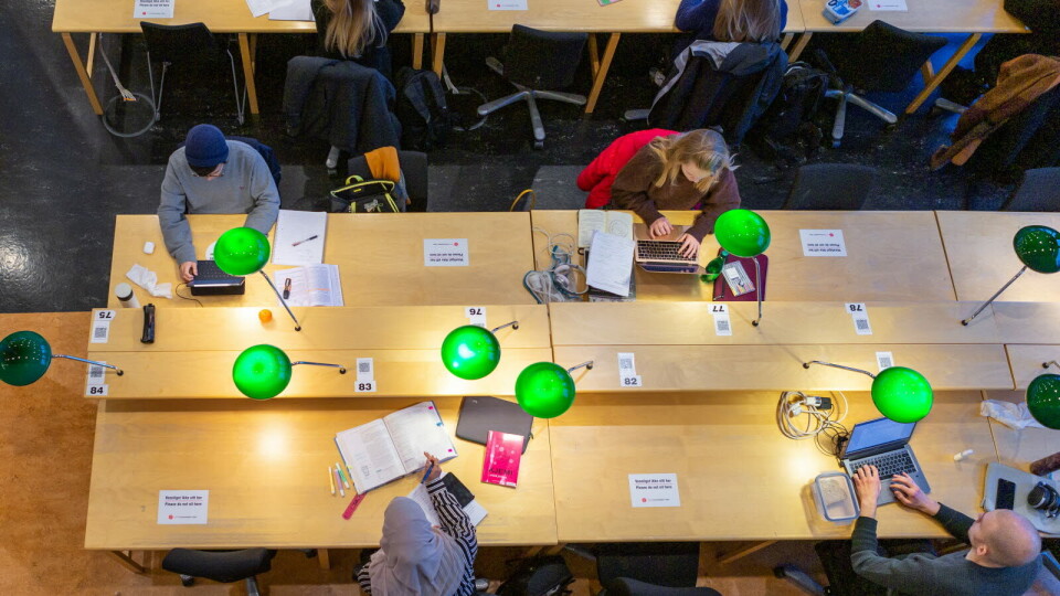 Universitetet i Oslo skriver at gjennom to år med pandemi har man sett hvor viktig det er å ha fagfolk med kunnskap om epidemiologi. Illustrasjonsbilde fra lesesalen på universitetet under pandemien: Jarli & Jordan/UiO Foto: Universitetet i Oslo skriver at gjennom to år med pandemi har man sett hvor viktig det er å ha fagfolk med kunnskap om epidemiologi. Illustrasjonsbilde fra lesesalen på universitetet under pandemien: Jarli & Jordan/UiO Foto: