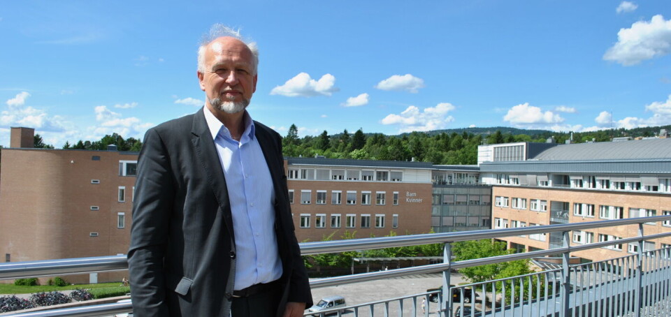 MER KONTAKT: Administrerende direktør Bjørn Erikstein mener en omorganisering vil gi mindre avstand mellom de som behandler pasientene og ledelsen. Her avbildet ved en tidligere anledning. I bakgrunnen Kvinne-barn-klinikken ved Rikshospitalet. Den er planlagt delt i en kvinneklinikk og en barneklinikk. Foto: Anne Grete Storvik