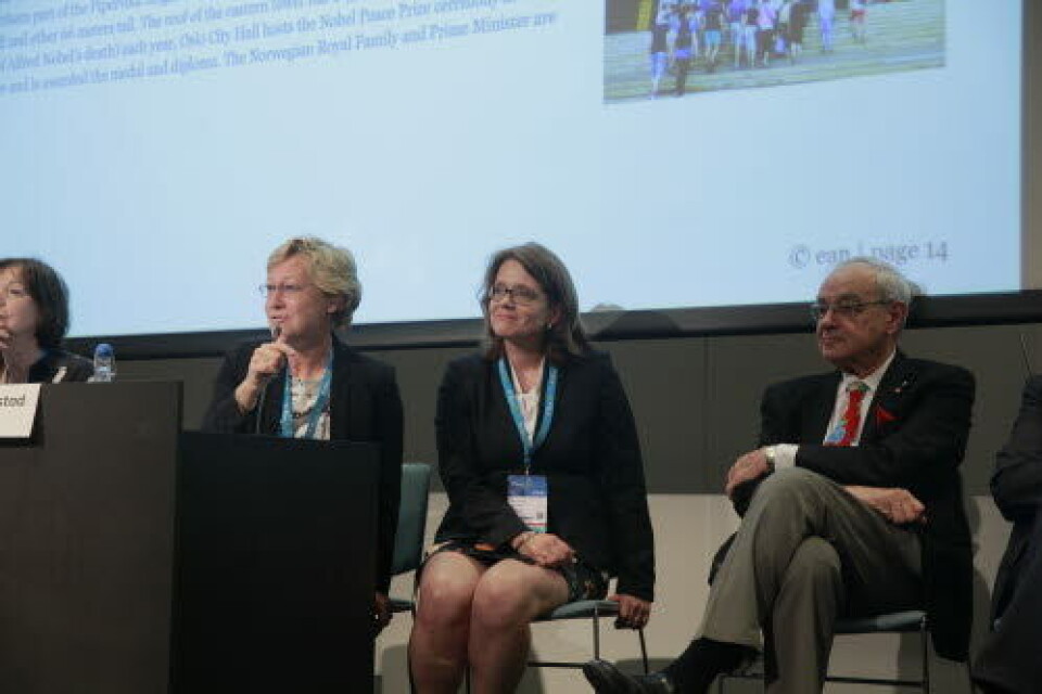 PANEL: OUS-nevrologene Hanne Harbo og Anne Hege Aamodt var blant deltakerne og initiativtakerne bak panelet på EAN-kongressen i Lillestrøm.
Foto: Lasse Moe