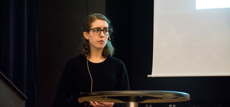 UNDERSØKER: Medisinstudent Tone Mari Måseidvåg undersøker i samarbeid med Nasjonalt kompetansesenter for multippel sklerose hvordan det går med pasientene som har gjennomført stamcelletransplantasjon for MS i utlandet. Foto: Lasse Moe
