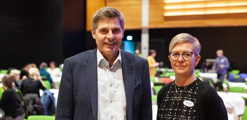 – Vi regner med at vi nå har kommet på et prisnivå som vi skal klare å holde fremover, og kanskje det også går ytterligere ned. Men vi nærmer oss nå et prisnivå på enkelte av disse virkestoffene som nok er der de skal være, sier Pål Rydstrøm, seniorrådgiver i Sykehusinnkjøp. Her med innkjøpsdirektør Bente Hayes. Foto: Lars Brock Nilsen